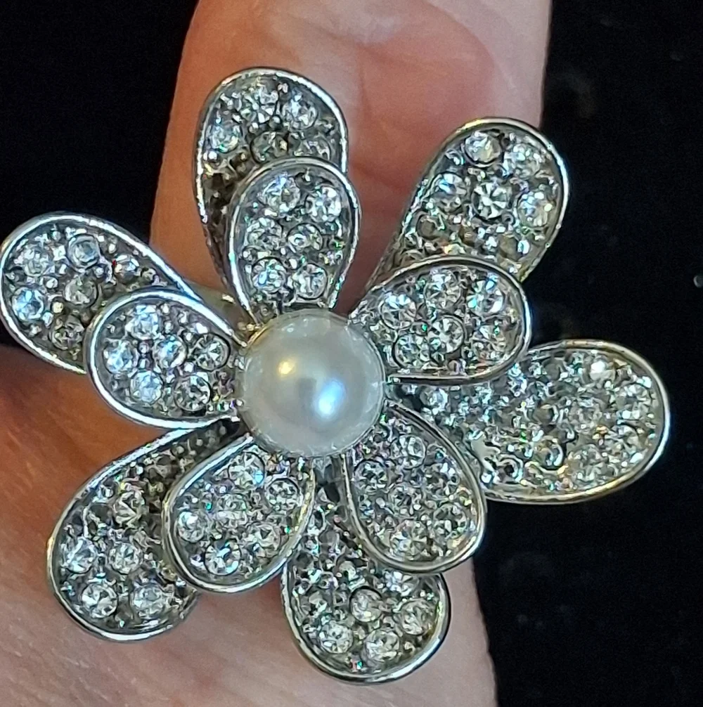 Guess Silvertone Flower Ring with Pearl Center Size 7